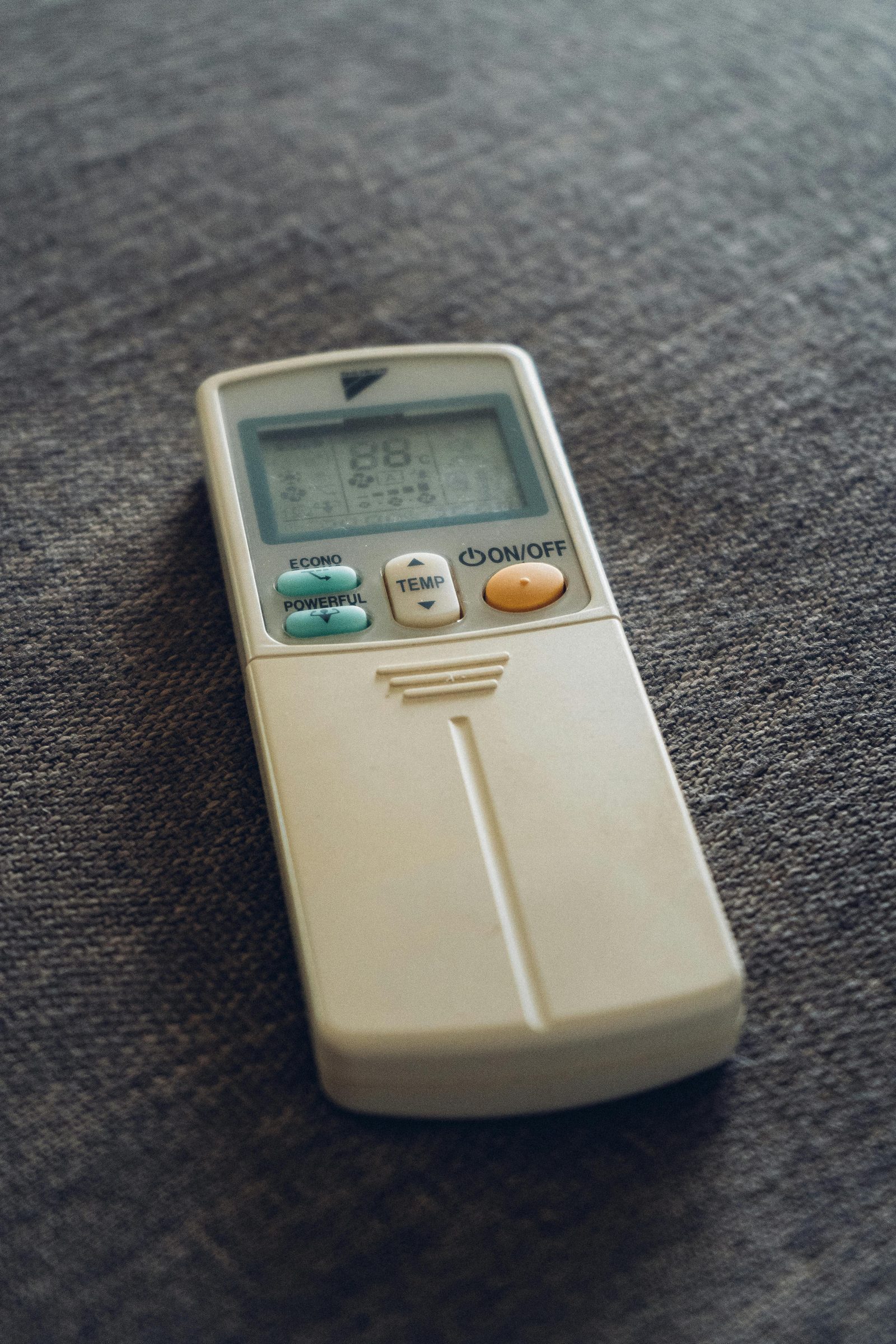 Remote AC di dalam ruangan